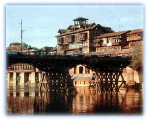 One of many bridges over the Jhelum in Srinagar. Credit: KOA