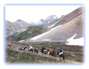 Negotiating the Mahagunas Pass (4600m), the highest point on the Amarnath trek. Credit: KOA