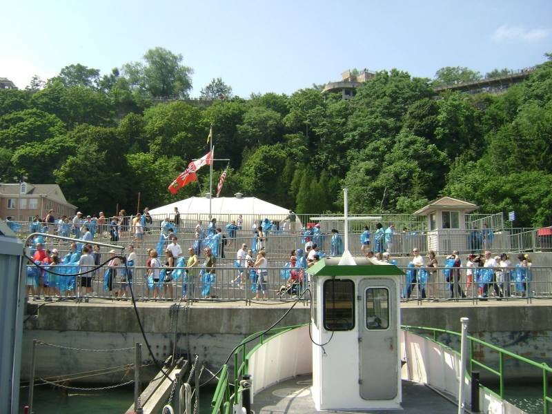 NiagaraFallsSeaofBluePonchos